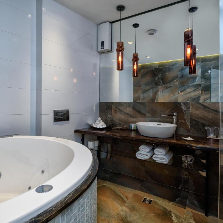 One Luxury Suites - Luksuzni apartman sa 1 Spavaćom Sobom, Hidromasažnom Kadom i Terasom - 8