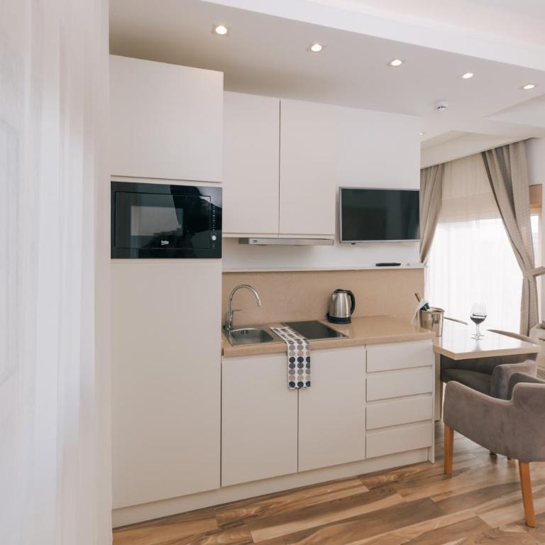 Villa Royal Apartments - Deluxe Suite with Balcony - 8