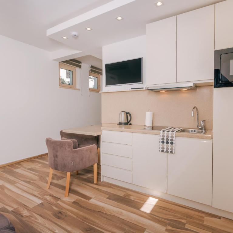 Villa Royal Apartments - Deluxe Suite Lower Ground Floor - 2