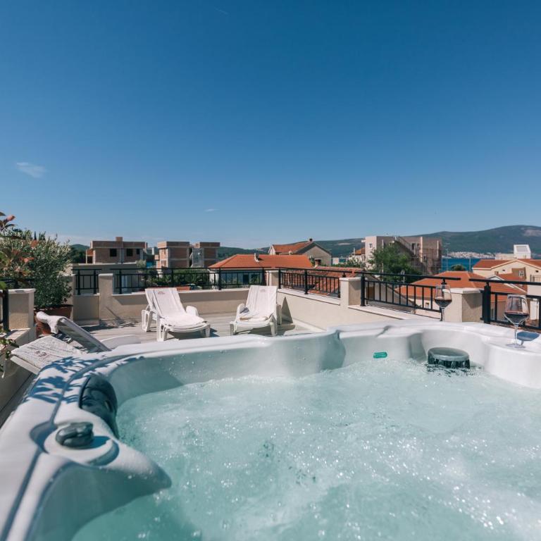 Villa Royal Apartments - Deluxe Suite with Balcony - 2