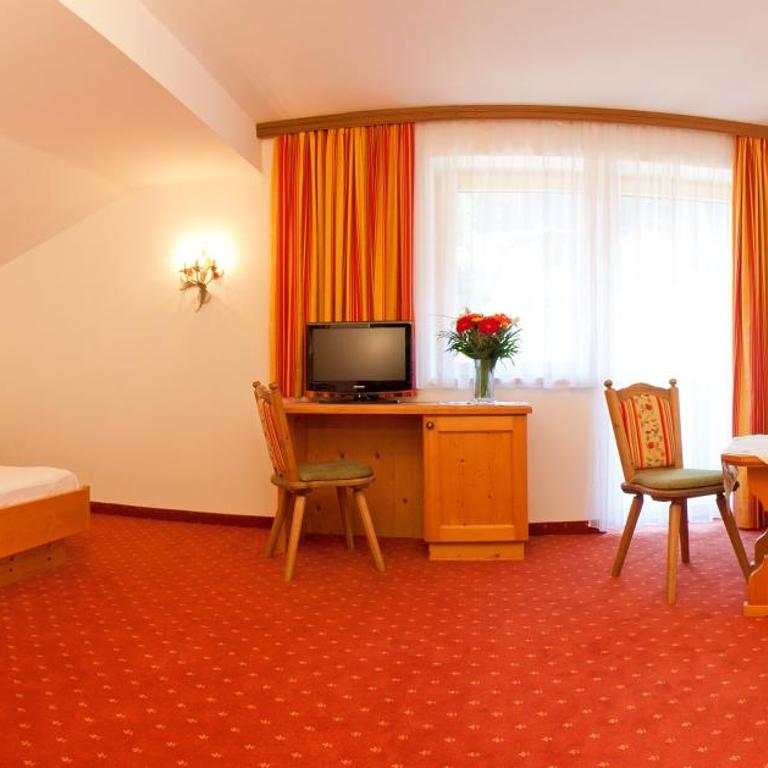 Pension Rosenhügel - Doppelzimmer mit Zustellbett - 1
