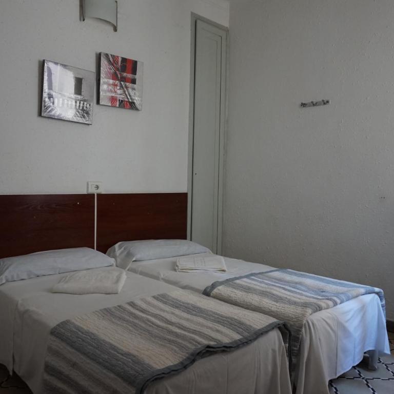 Hostal Sant Carlo - Twin Room with Shared Bathroom - 3