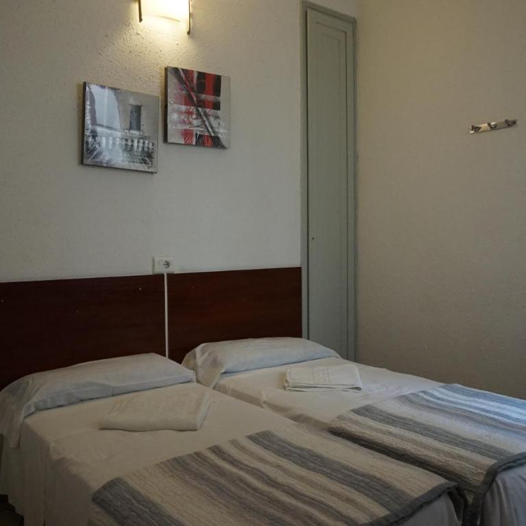 Hostal Sant Carlo - Twin Room with Shared Bathroom - 2