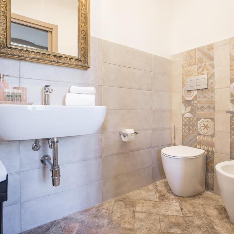 La Residenza Sul Largo - Deluxe Double Room with Balcony - 9