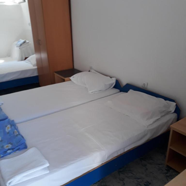 Guest House Sandra - Quadruple Room with Bathroom - 1