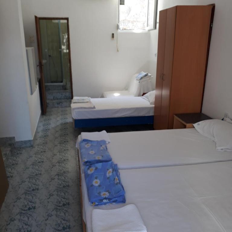 Guest House Sandra - Quadruple Room with Bathroom - 2