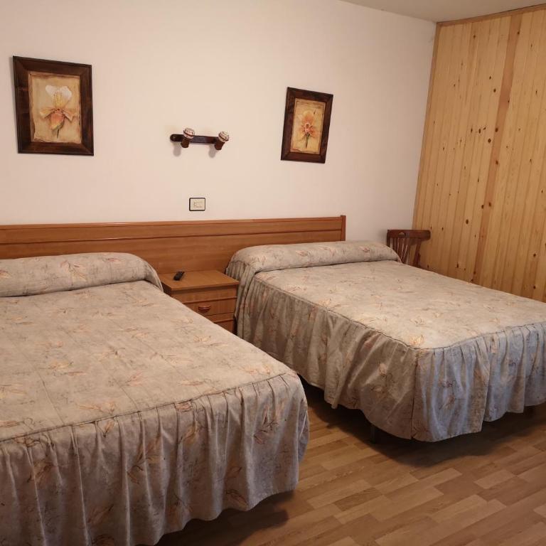 Hostal Pirineos Sarvisé - Family Room - 1