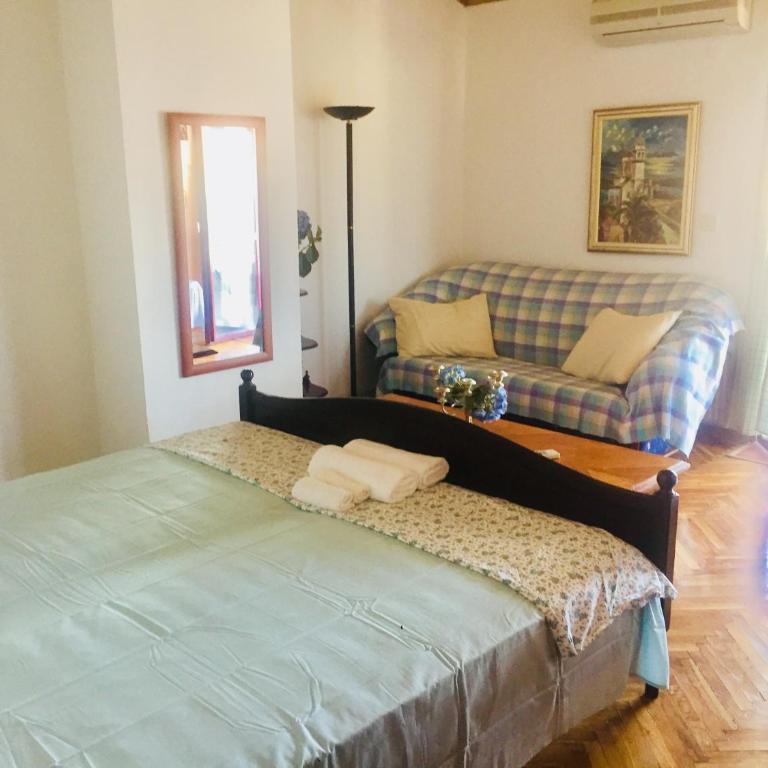 Guest House Vila Eli - Deluks Trokrevetna Soba sa Zajedničkim Kupatilom i Pogledom na More - Za Nepušače - 2