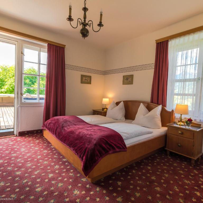 Hotel Restaurant Grünwalderhof - Doppelzimmer mit Balkon und Bergblick - 11