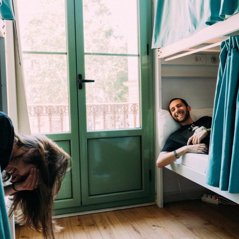 Black Swan Hostel Barcelona - Bed in 8-Bed Mixed Dormitory Room - 3
