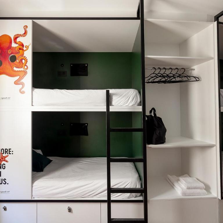 2060 The Newton Hostel - Bed in 8-Bed Female Dormitory Room with Bathroom - 4