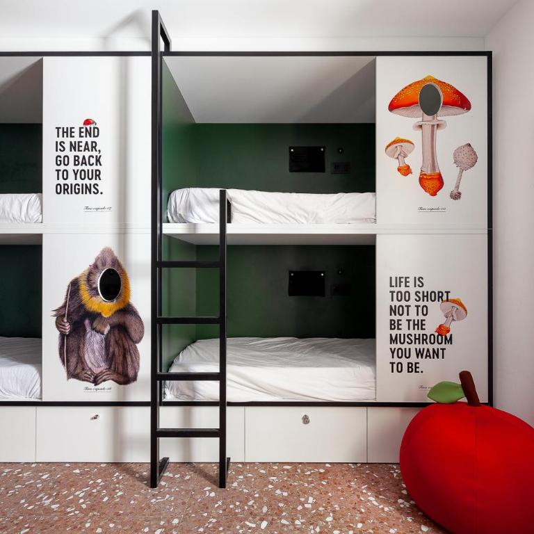 2060 The Newton Hostel - Bed in 8-Bed Mixed Dormitory Room with Shared Bathroom - 4