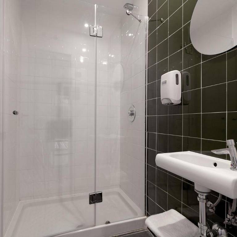 2060 The Newton Hostel - Bed in 8-Bed Mixed Dormitory Room with Bathroom - 6