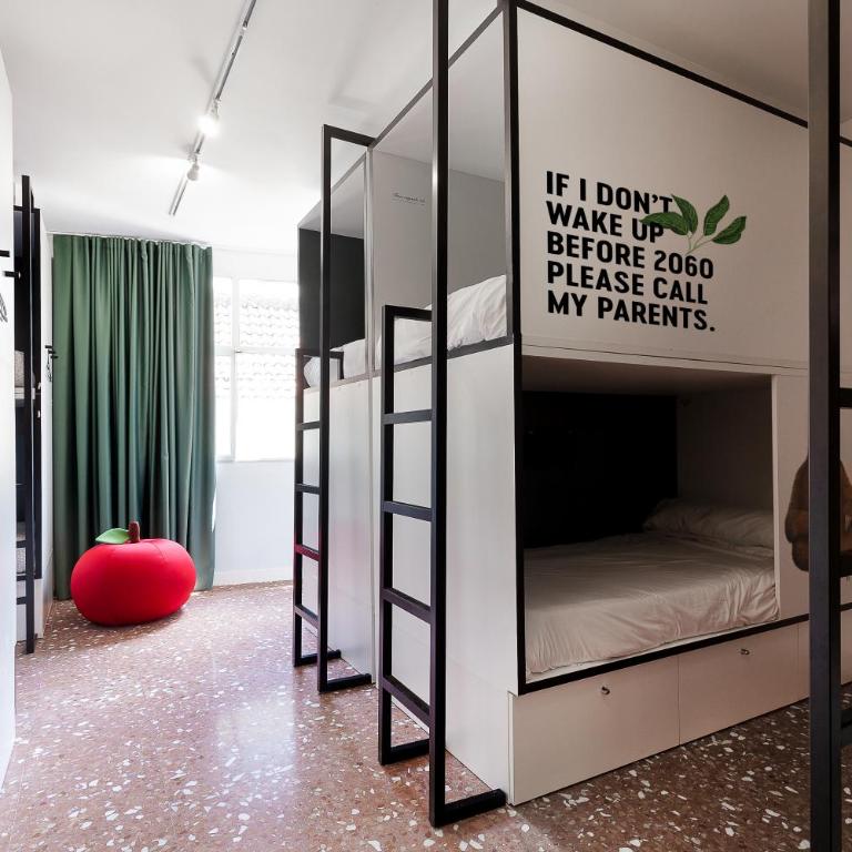 2060 The Newton Hostel - Bed in 12-Bed Mixed Dormitory Room with Shared Bathroom - 1