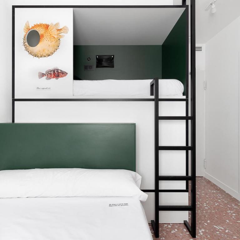 2060 The Newton Hostel - Family Room with Private Bathroom - 2
