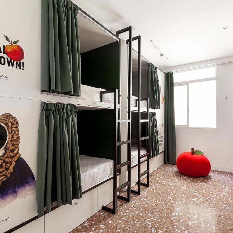 2060 The Newton Hostel - Bed in 4-Bed Mixed Dormitory Room with Bathroom - 1