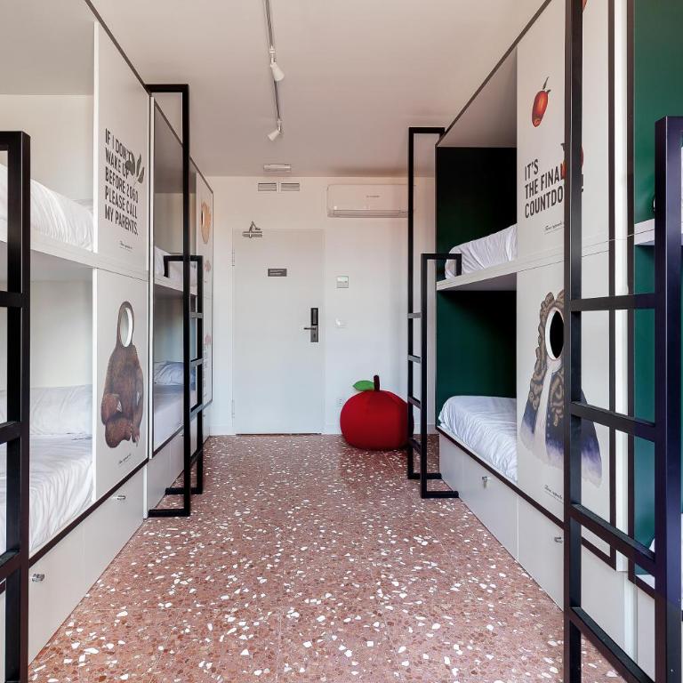 2060 The Newton Hostel - Bed in 8-Bed Mixed Dormitory Room with Bathroom - 3