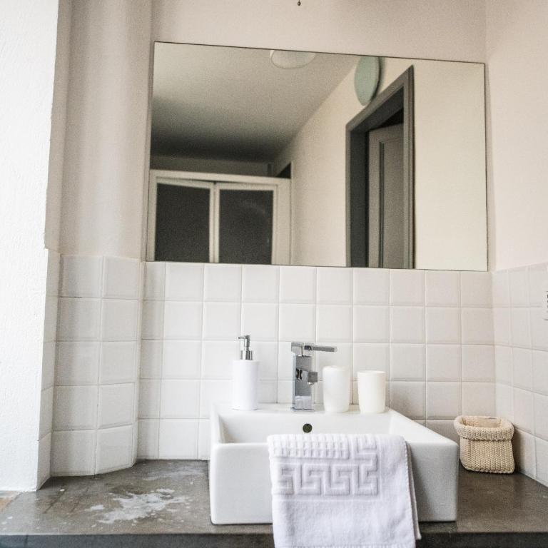 B&B Barone Sieri Pepoli - Camera Tripla con Bagno Privato Esterno e Vista Città - 2