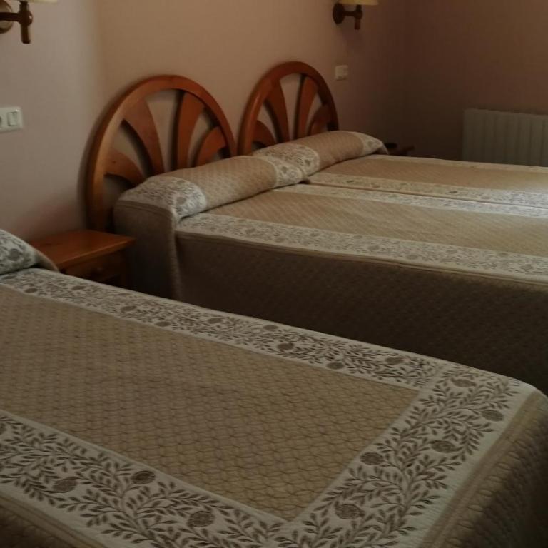 Hostal Casa Lacreu - Triple Room - 1