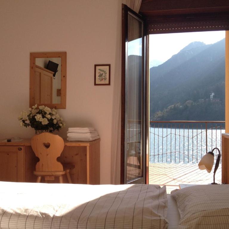 Albergo Mezzolago - Camera Matrimoniale/Doppia con Letti Singoli con Vista Lago. - 2