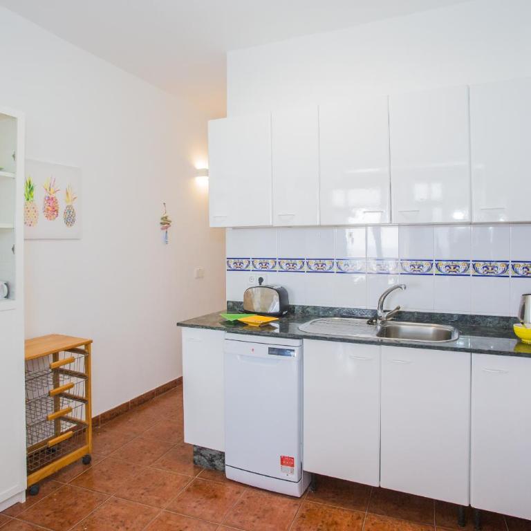 Apartamento Vista Mar - Three-Bedroom Apartment - 14