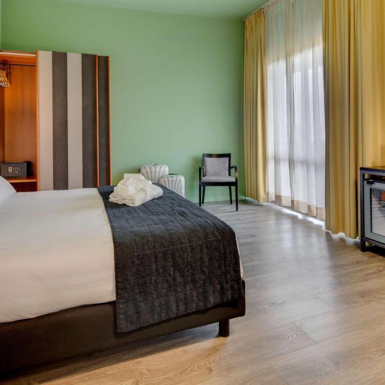 Best Western Plus CHC Florence - Appartamento con Letto Queen-Size e Quattro Letti Singoli - 6