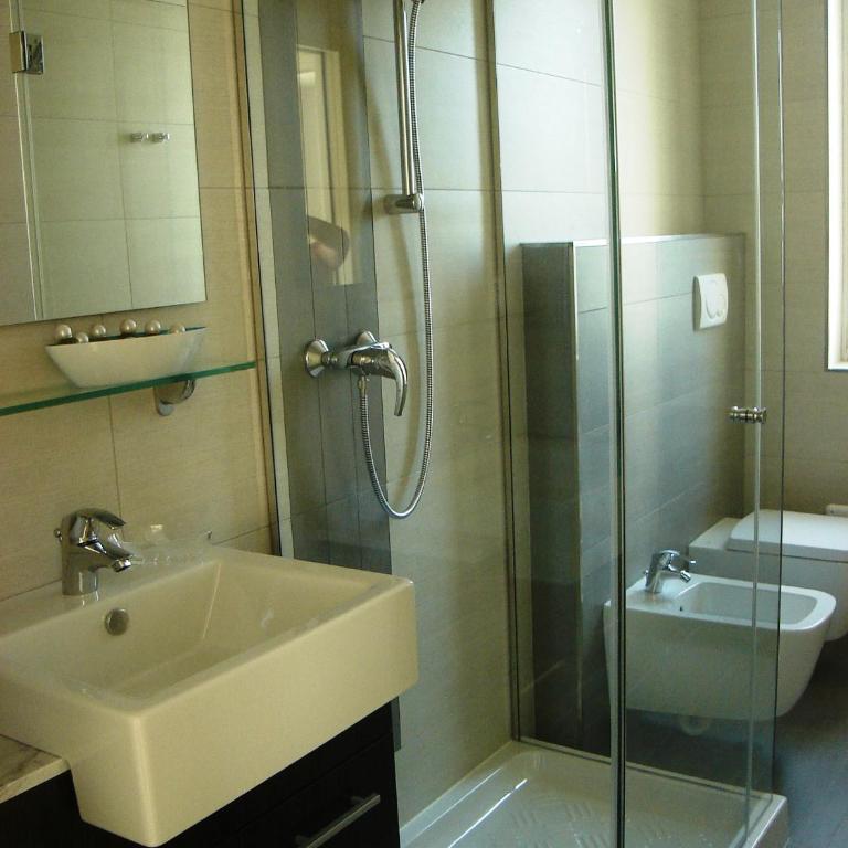La Fattoria Apartments - Comfort One-Bedroom Apartment with Terrace and Frontal Lake View - 12