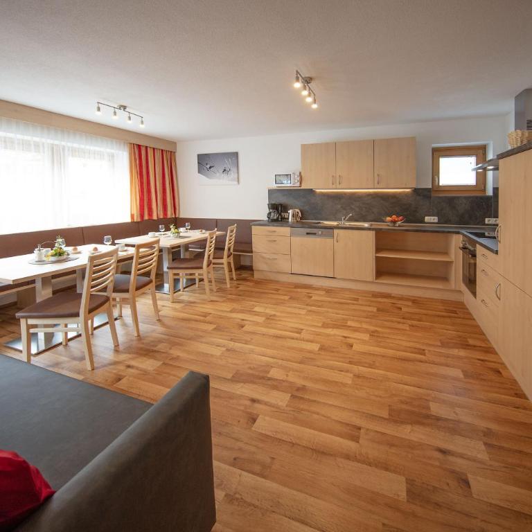 Haus Montjola - Big Apartment with Balcony - 11