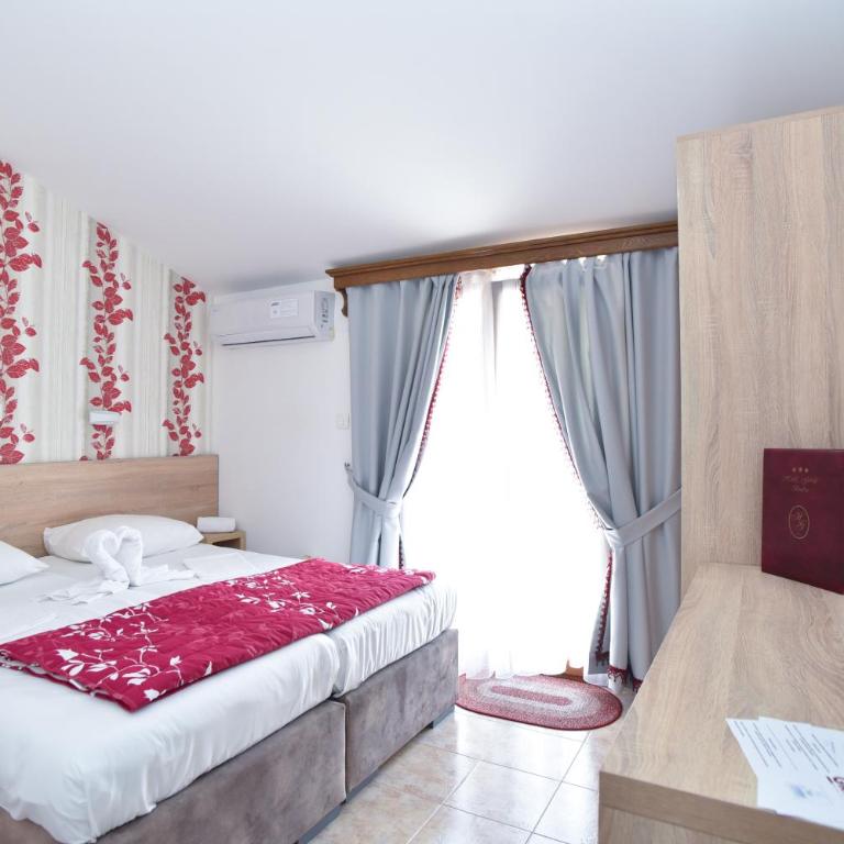 Hotel Grbalj - Dvokrevetna Soba sa Bračnim Krevetom/Zasebnim Krevetima i Balkonom - 6