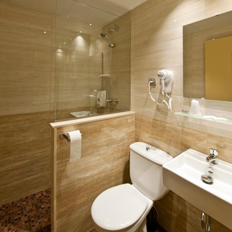 Hostal Barcelona - Triple Room with Private Bathroom - 26
