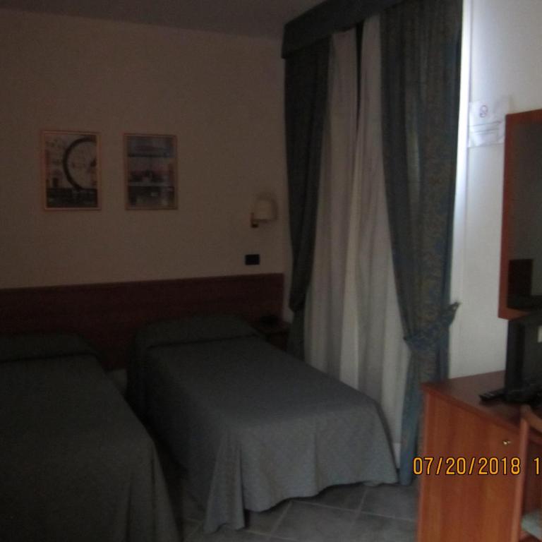 Adelphi Room & Breakfast - Camera Tripla con Bagno Privato - 9