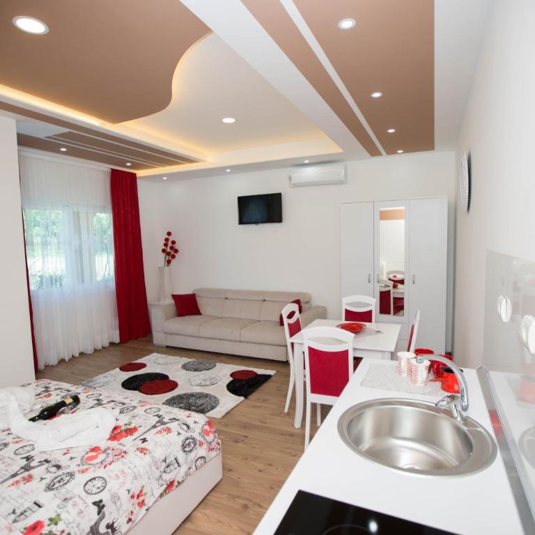 Apartmani Slađo - Deluks Dvokrevetna Soba sa Bračnim Krevetom/Zasebnim Krevetima i Balkonom - 14
