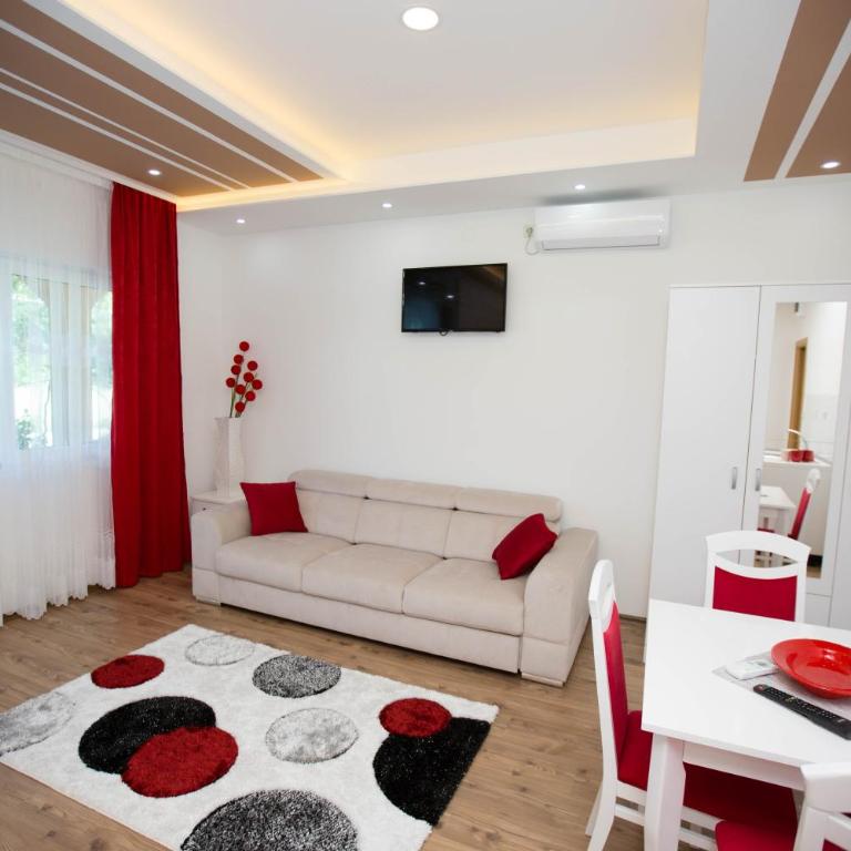 Apartmani Slađo - Deluks Dvokrevetna Soba sa Bračnim Krevetom/Zasebnim Krevetima i Balkonom - 13