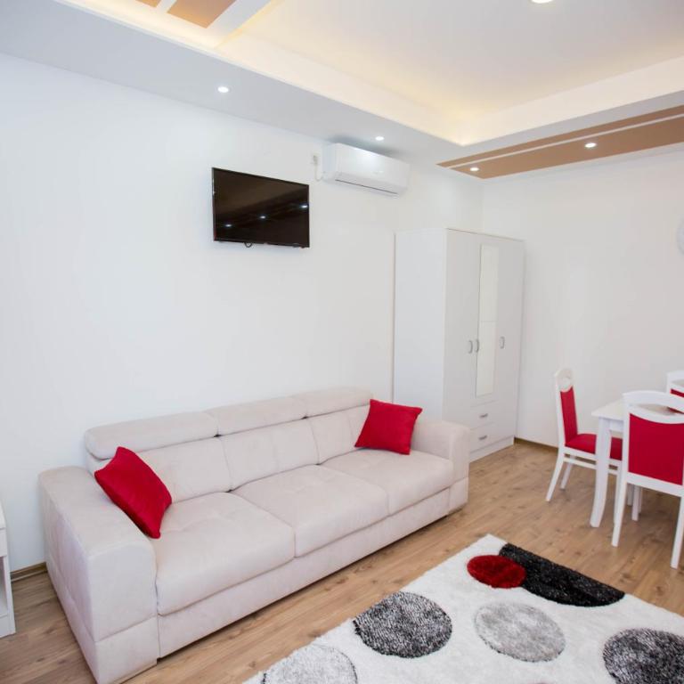 Apartmani Slađo - Deluks Dvokrevetna Soba sa Bračnim Krevetom/Zasebnim Krevetima i Balkonom - 5