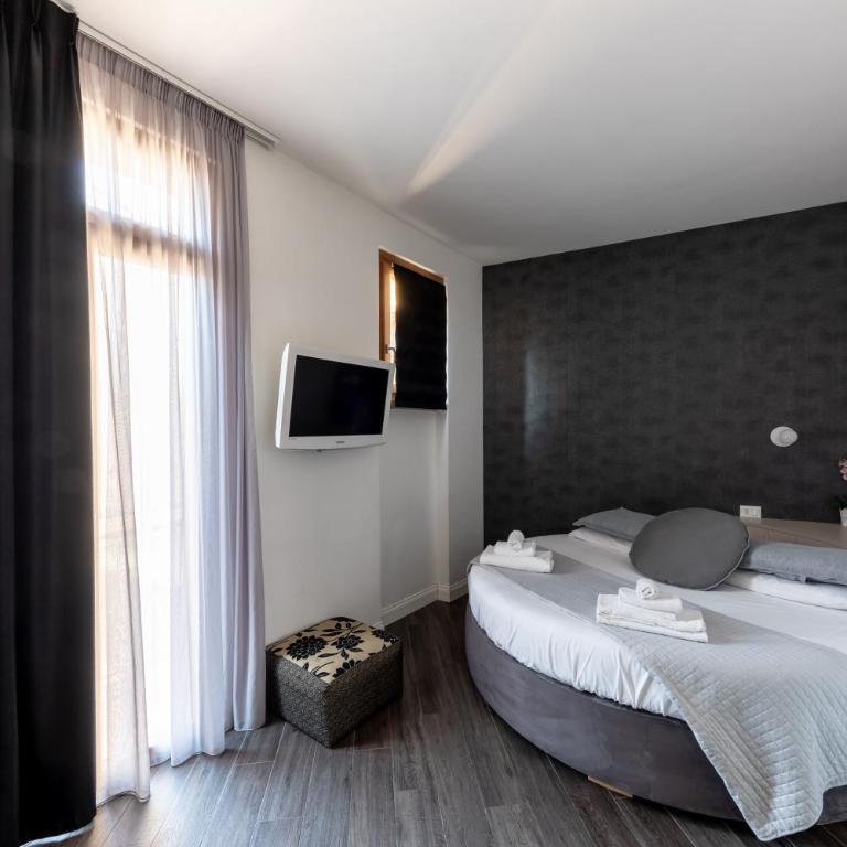 Blue Inn Luxury Suites - Camera Matrimoniale Economy con Vista Città e Balcone - 2