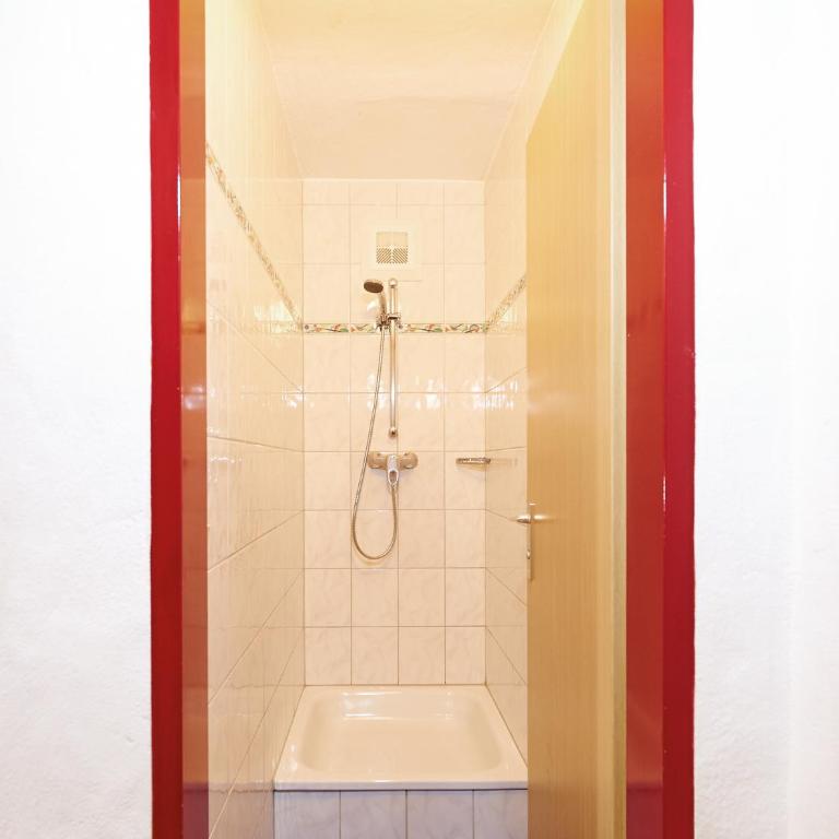 Ski In-Ski Out - Gästehäuser Saalbach-Hinterglemm - Wallegghof Christianhof - Familienzimmer mit Dusche - 7