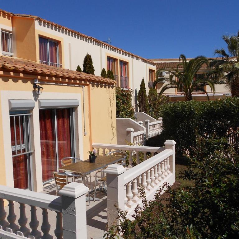 Brit Hotel Confort Hélios Agde - Chambre Familiale (2 Adultes + 2 Enfants) avec Terrasse - Piscine Chauffée et Parking Gratuit - 2