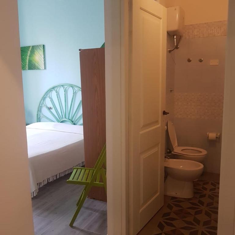 Casanoemi 1 - Double or Twin Room with Private Bathroom - 2
