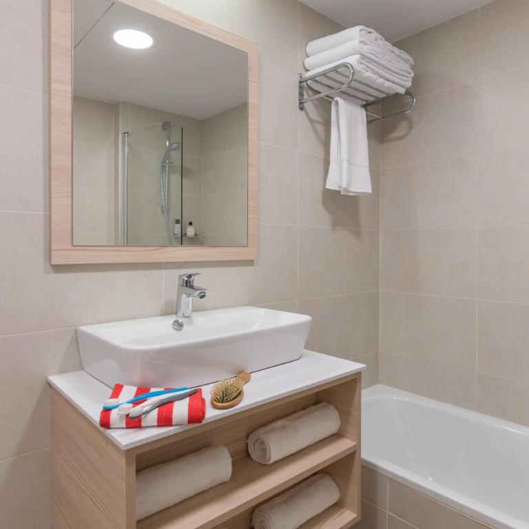 Hotel Salou Beach Family Rentalmar - Habitación Doble con cama supletoria (3 adultos) - 4