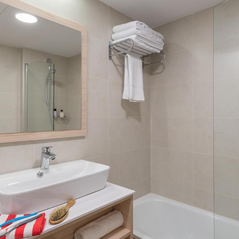 Hotel Salou Beach Family Rentalmar - Habitación Doble con cama supletoria (3 adultos) - 14