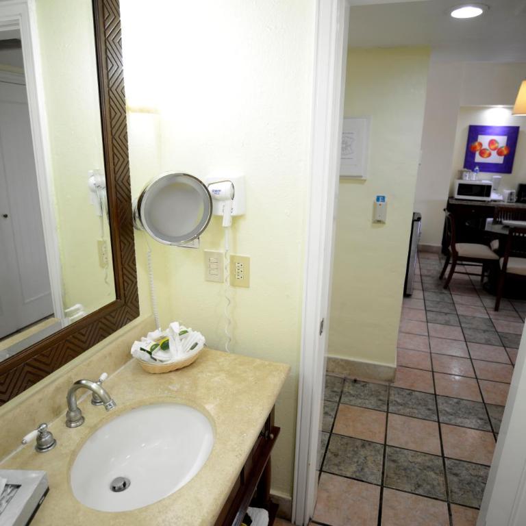 Royal Villas Resort - Two-Bedroom Family Suite Beach Front - 4