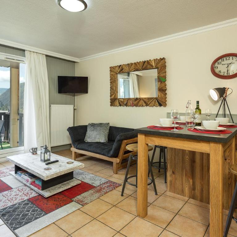 Apartment Aiglons - Central Chamonix Mountain Haven - Apartment - 10