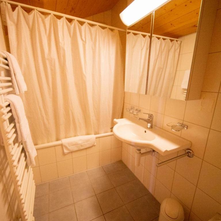 Sportchalet Mürren - Fünfbettzimmer mit eigenem Bad - 5