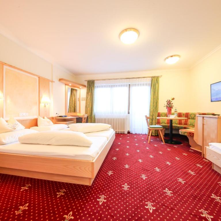 Superior Hotel Persal - Superior Dreibettzimmer mit Balkon und Blick auf das Tal - 2