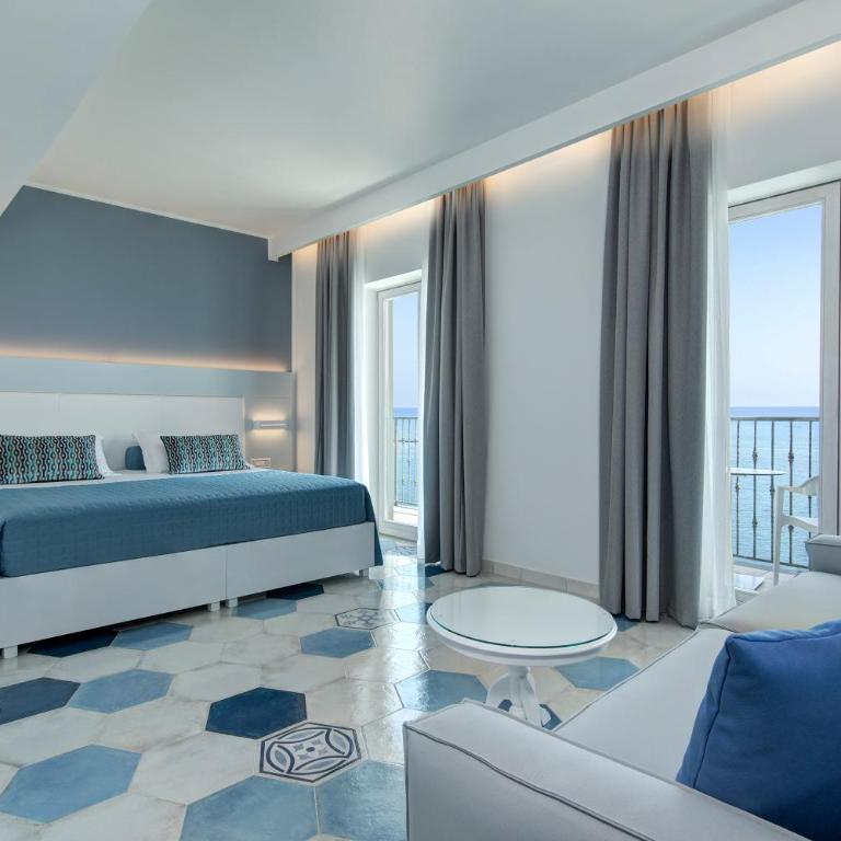 Lloyd's Baia Hotel - Camera Familiare Superior con Vista Mare Parziale - 3