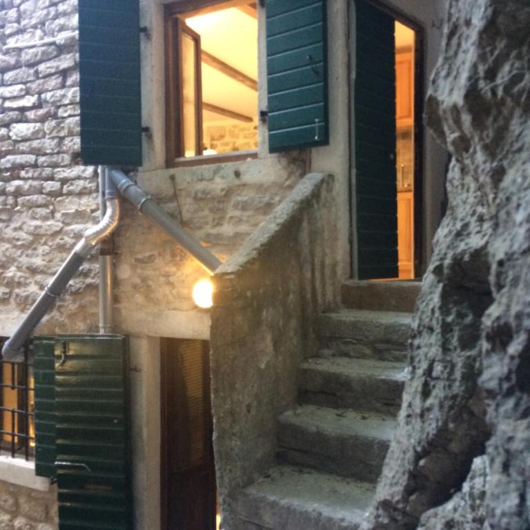 Chic & Stylish with Seaview-Terrace - Kotor Indah - Apartment - 18