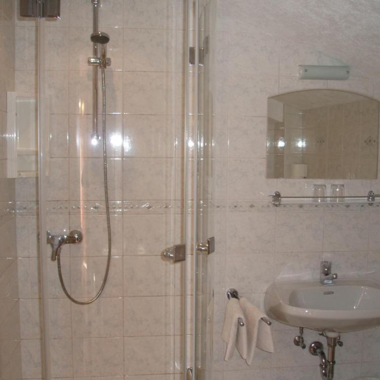 Gästehaus Lanzinger - Doppelzimmer mit Balkon - 10