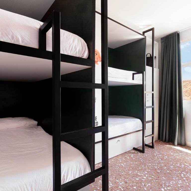 2060 The Newton Hostel - Bed in 8-Bed Mixed Dormitory Room with Bathroom - 7
