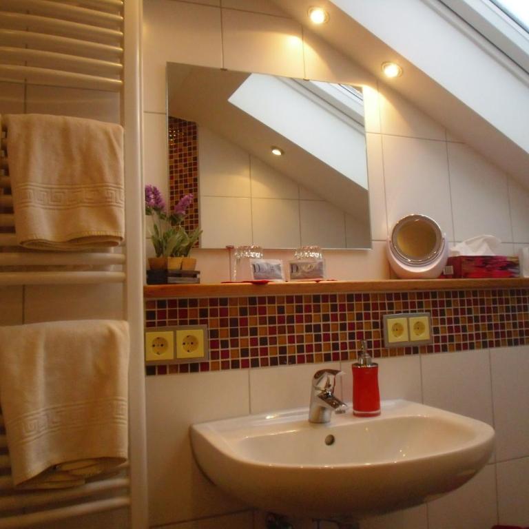 Pension Carina - Comfort Doppelzimmer mit Balkon und Seeblick - 6