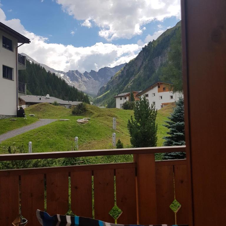 Apart-Garni Motnaida - Großes Doppelzimmer mit Balkon und Bergblick - 17